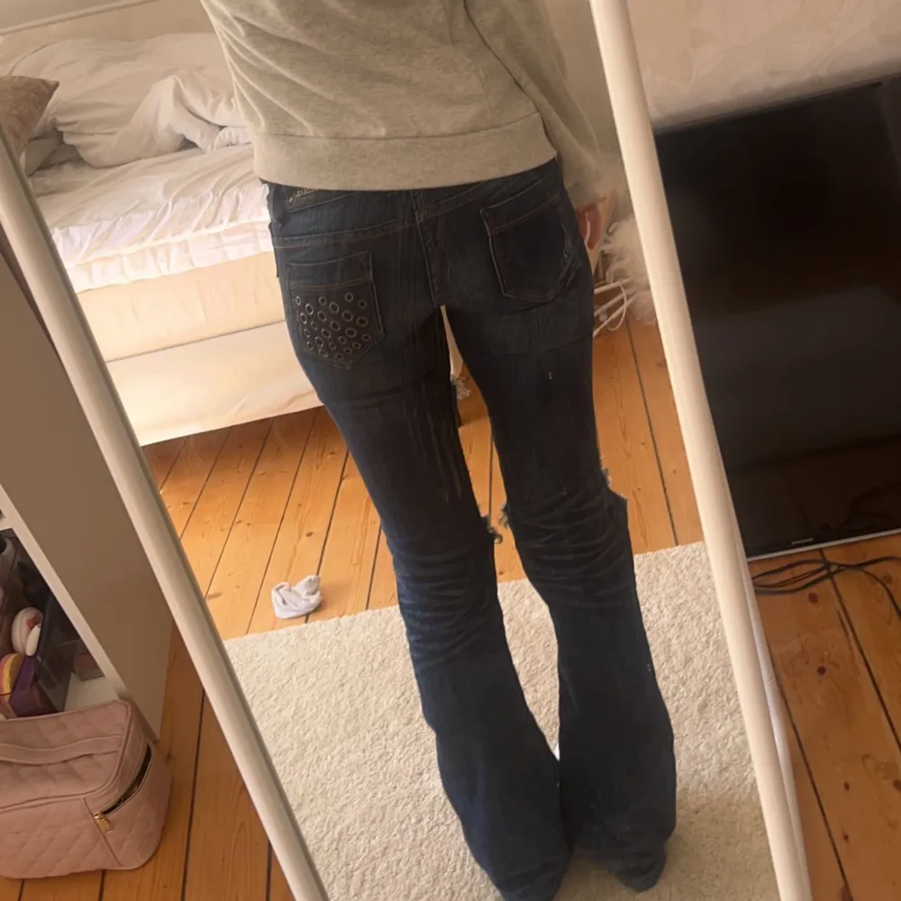 Så snygga jeans som tyvärr inte kommer till användning av mig. Midjemåttet tvärsöver är ca 38cm, och inerbenslängden 85cm. Jag är 170cm för referens 💕. Jeans & Byxor.