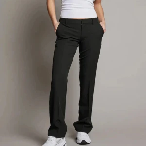 Kostymbyxor - Säljer dessa fina kostymbyxor från bikbok i stlk 38 då dom tyvärr inte kommer till användning, har alla lappar kvar! Passar mig som brukar ha 34/36!