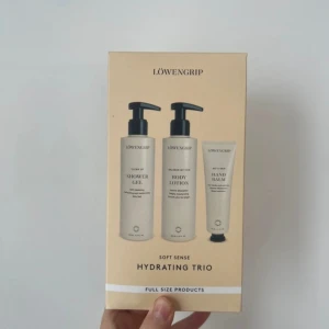 Löwengrip Soft Sense Hydrating Trio - Säljer ett nytt, oöppnat set med Löwengrip Soft Sense Hydrating Trio som innehåller en duschgel, en body lotion och en hand balm. Alla produkter är i full storlek. Duschgelen och body lotionen kommer i praktiska pumpflaskor medan hand balmen är i en tub. Perfekt för att hålla huden återfuktad och mjuk!