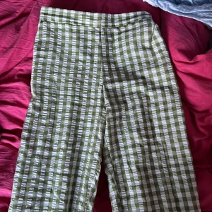 Rutiga byxor - Rutiga byxor med resår bak. I strl M. Från Pieces. 