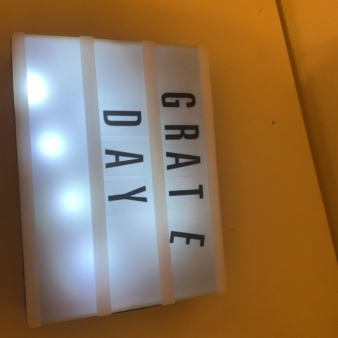 Ljusskylt med bokstäver