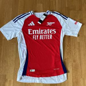 Tja säljer en helt ny arsenal tröja storlek M men sitter som S den är helt oanvänd som ni ser på bilden sitter etiketten kvar den är original produkt köpt i London  Pris kan diskuteras vid en bra affär    Kontakta om du har frågor