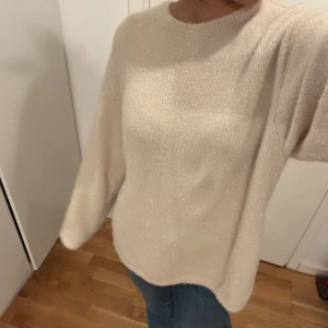 Glitter tröja - Glitter stickad tröja från h&m. Det är slits på sidorna. Storlek S men oversize❤️