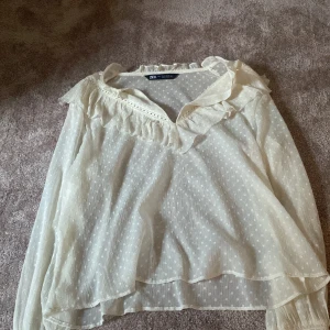 Zara blus - Säljer min otroligt fina blus som är helt oanvänd och helt ny! Köptes för ca 399 kr på Zara. Hör av er vid intresse! Pris kan diskuteras💕💕