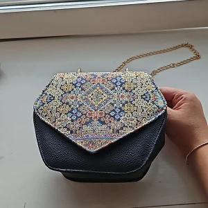 Fin väska. - Väskan är köpt utomlands och har ett unikt mönster. Liten och praktisk och kan användas till många olika sammanhang. 