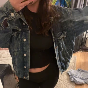 Jeans jacka  - Köpt på Gina i sommar, använd fåtal gånger, ny pris 600. Storlek xs men jag skulle säga att den passar allt från xs till L, de beror på hur man vill att den ska sitta. 