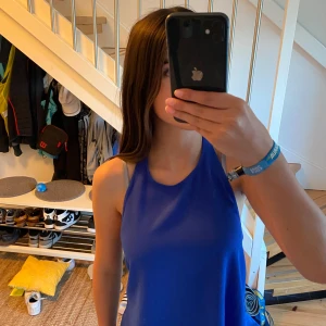 Blå topp med öppen rygg💙 - Superfin blå topp med öppen rygg och knut som går att knyta och ändra  hur tajt man vill ha den. Ena knappen är sönder men det funkar bra med en och det är inget man tänker på!