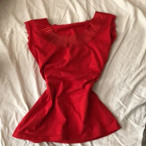 Röd Y2k tröja🌹 - Hej! Säljer nu denna fina röda tröjan i bra skickt inga fläkar eller något sånt. Den är från märket Teknur vilket är ett gammalt märke som inte säljs längre! Möts up eller skickas via post, finns ingen storlek men jag är xs o den passar bra på mig!