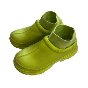 Gröna boots från UGG - Säljer ett par gröna boots från UGG. De är i syntetmaterial och har en tight passning runt ankeln. Skorna har en robust sula som ger bra grepp. Perfekta för höst och vinter! 