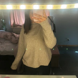 Beige stickad tröja från Vero Moda - Säljer en supermysig beige stickad tröja från Vero Moda. Den är perfekt för höst och vinter med sin varma och sköna känsla. Tröjan har långa ärmar och en normal passform. Perfekt att mysa i hemma eller ha på sig ute i kylan. Köp direkt eller ge prisförslag 💛