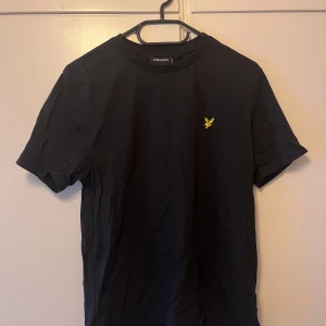 T shirt lyle n scott - T-shirt i varsagen