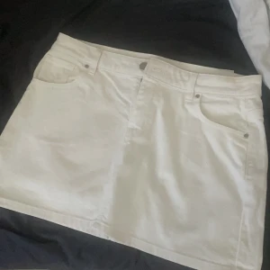 Kort vit jeanskjol - Kort vit jeans kjol från bikbok i storlek M passar även S , nypris 500 kronor , säljer kjolen för 120 kronor