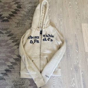 Abercrombie and fitch hoodie - Detta är abercrombie and fitch 1892 Collection hoodie som tyävrr inte kommer till användning mer hos mig, den är jätte varm o mjuk, perfekt nu inför hösten!!💕