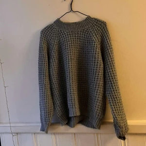 Blå stickad tröja från lager 157 - Blå stickad tröja som har används ett tag men inga synliga skador och inga skador överhuvudtaget! 💕