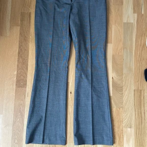 Gråa kostymbyxor - Gråa low waist kostymbyxor med raka ben. 