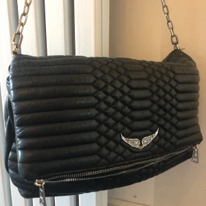 Zadig & Voltaire Rocky väska - Zadig & Voltaire väska i modellen Rocky! Det är XL, största storleken. Jag får plats med min MacBook och lite kurslitteratur, perfekt skolväska! Den är i fint skick! 🥰❤️