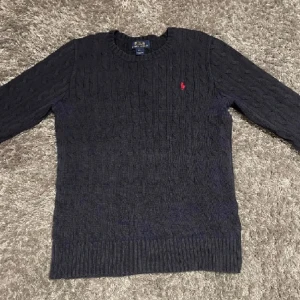 Ralphlauren stickad tröja - Tjenare, säljer nu min stickade ralphlauren tröja eftersom jag växt ur den, den är storlek L 14-16 vilket ungefär är Xs-S u vuxen storlek.