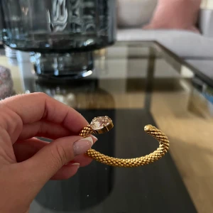Caroline Svedbom armband - Armband från Caroline Svedbom i NYSKICK. Endast använd ett fåtal gånger.   Modell: Classic Rope bracelet Färg: Silk  Plätering: 18K guld  Nypris: 995 kr   OBS: frakt är ej inkluderat i priset. Köpare står för frakt.