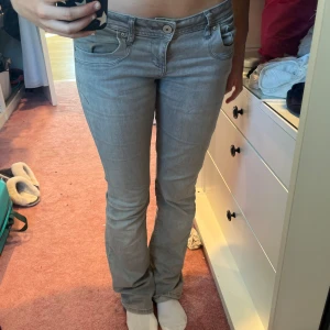 Grå Ltb jeans - Säljer mina lågmidjade ltb jeans i storlek 27x32. Fint skick💕Nypris 949kr