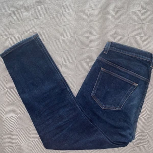Acne Studios Jeans - Tja, säljer dessa stilrena Jeansen från Märket Acne Studios storleken på plagget är 30/32 men skulle säga att dem även passar som 29-30/30. Plagget är knappt använd med inga defekter 9.7/10. Tveka ej kontakta vid bilder elller funderingar-nypris 3000