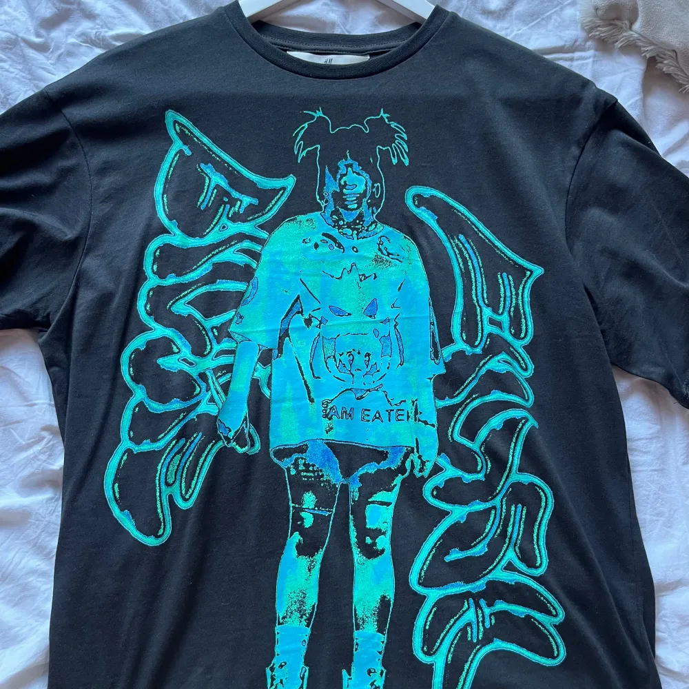 billie eilish t-shirt från hm, aldrig använd! använd gärna köp nu knappen 💗. T-shirts.