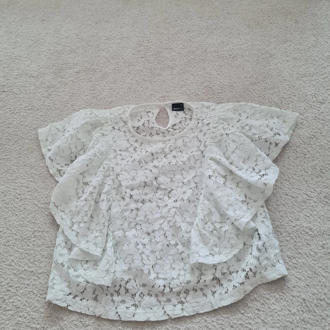 Vit spetsblus från Gina Tricot