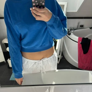 Blå tröja från bikbok - Blå vanlig tröja från bikbok aldrig använd, otroligt skön💗