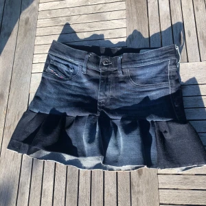 Jeans kjol  - Super snygg jeans kjol som från början var ett par dieseljeans men nu blivit omsydd, midjemåttet är 38cm