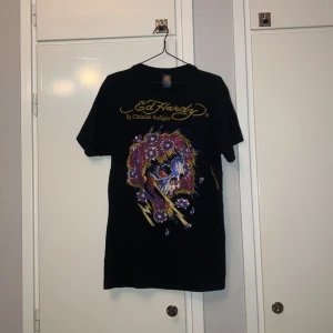 Ed Hardy - Ed Hardy tröja i storlek XL, använd nån gång. Jag kan mötas upp i stockholm, och priset kan diskuteras☺️