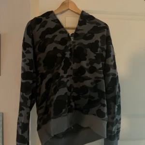 Bape zip - Bra skick, liten i storleken sitter nästan som en M.
