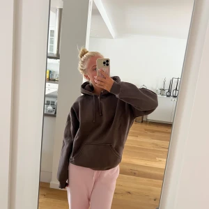 Mysig hoodie från bikbok  - Storlek xs, grå brun färg💕jättebra material och väldigt mysig💕syns inte att den är använd!! Kunden står för frakten 