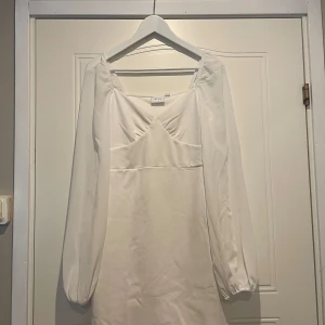 Vit klänning - Vit klänning som var menad till student men användes aldrig. 
