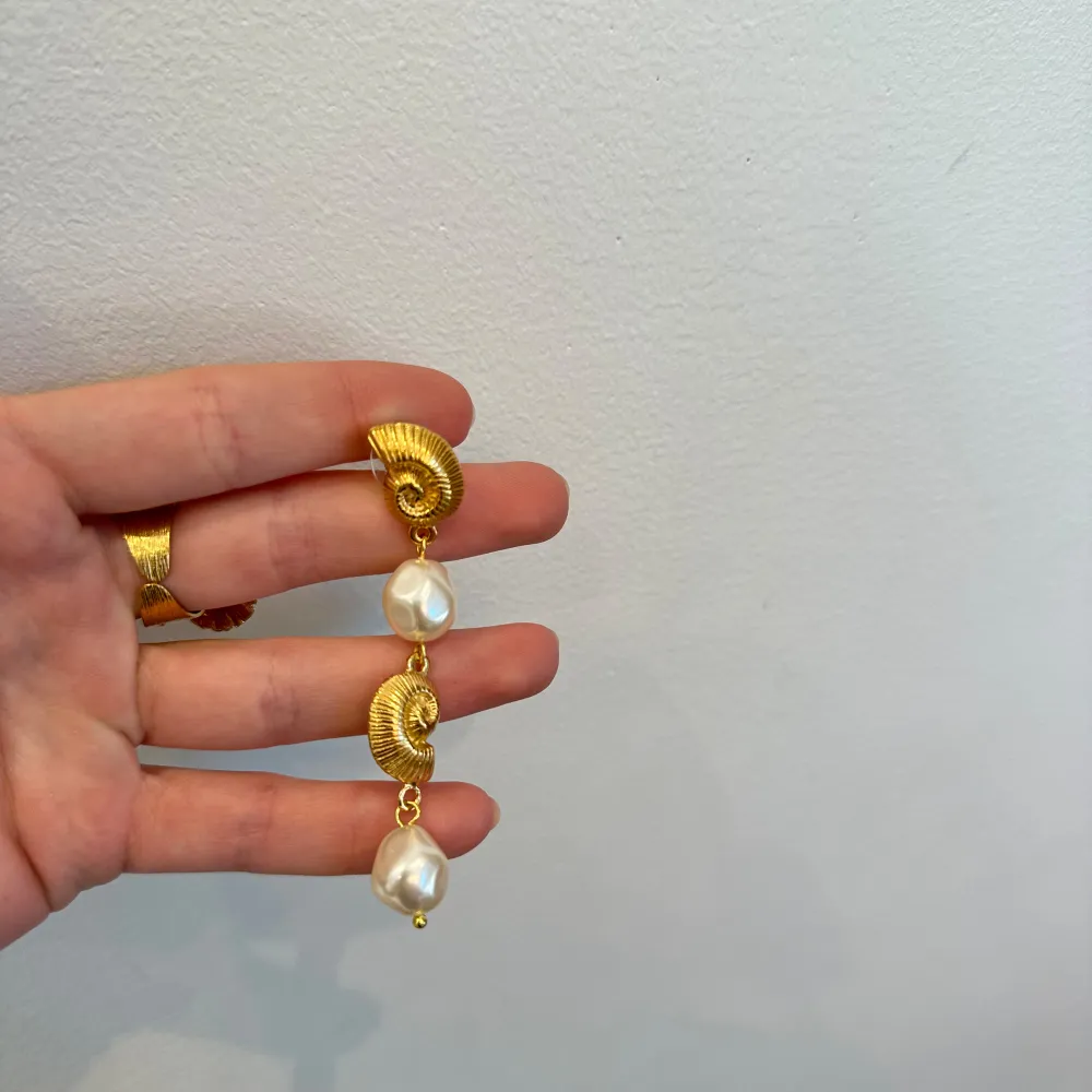 Säljer dessa fina örhängena från Caroline Svedbom i modellen Shell Pearl Earrings. De har inga defekter💛Nypris 1495, modellen är lätt🫶🏻. Accessoarer.