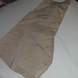 Beige/bruna shorts  - Helt nya shoets med prislapp kvar, köptes online men var för stora runt midjan. Pris kan pratas om:)