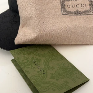 Gucci Baseball Cap - Autentisk vara med kvitto som medföljer vid köp. Använd en halv sommar och sen dess bara legat hemma så skicket på det har inte drabbats.  Billigare än detta bil det inte och byten sker inte.