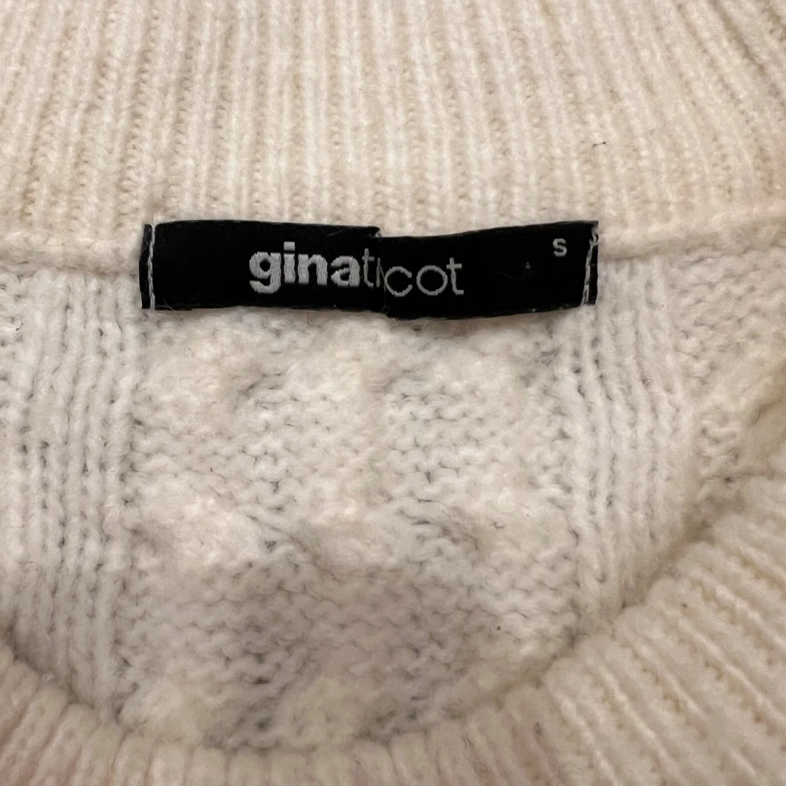 Vit stickad tröja från Gina Tricot - 91