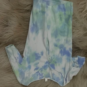 Vit grön och blå tröt - Med knapar 