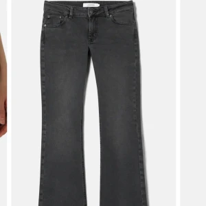 Low waist bootcut jeans  - Skitsnygga jeans som aldrig blivit använda tyvärr då dom inte passar mig. nypris 599 