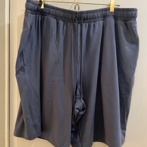 SKIMS - NWT: Shorts (Strl XL) - Herrshorts från SKIMS, nypris 845 kr. Storlek XL. NWT (New with tags), endast provade.  Namn: Mens relaxed short (Outdoor Jersey) Länk till produkt: https://skims.com/products/outdoor-jersey-mens-relaxed-short-steel-blue     