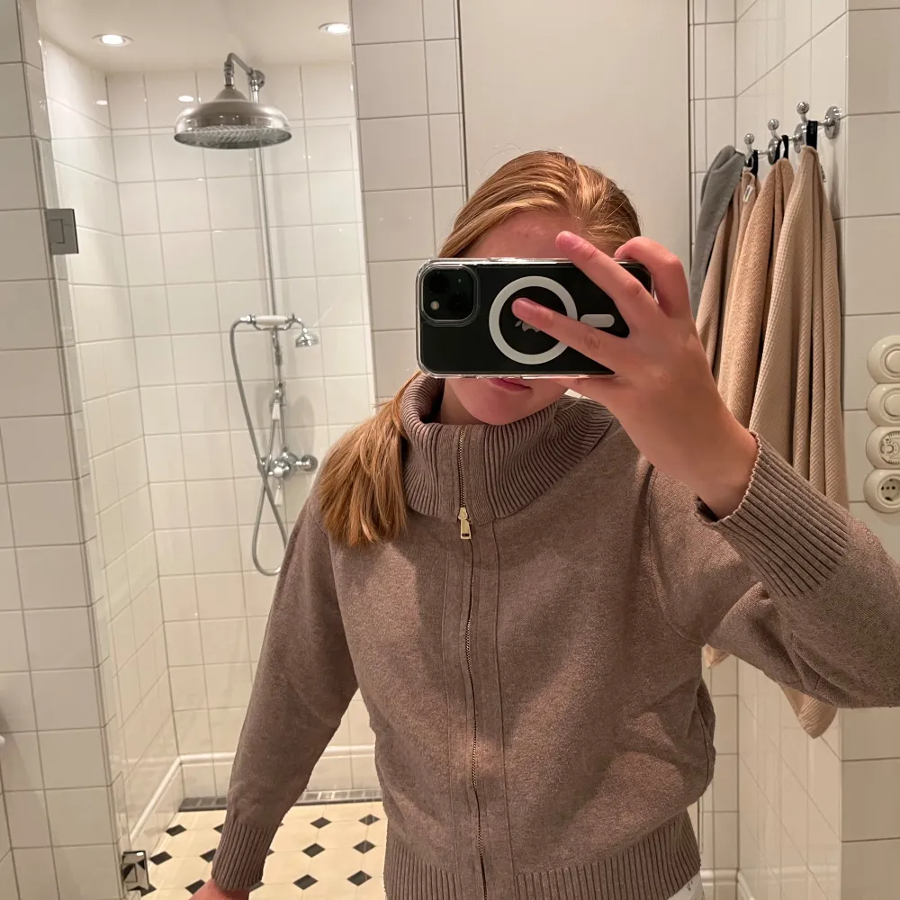 Fin cardigan från zara barn! 💕 Lite svårt att förklara hur den fungerar men man kan både ha krage och inte om man inte drar dragkedjan hela vägen upp 🥰🤗. Tröjor & Koftor.