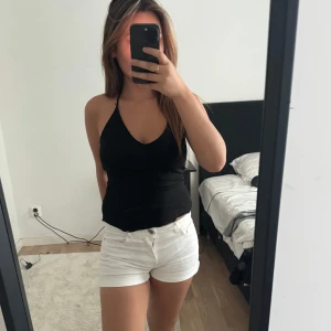 halterneck  - en body som jag gjort om till halterneck. Fin festtop 