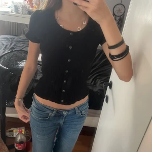 Svart topp  - Nyskick, den har fejk knappar. Säljer eftersom jag har bytt stil 💗