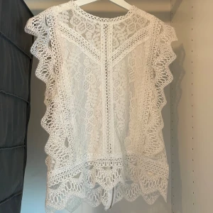 Blus - Vit blus, väldigt lik den från zara men den är från en marknad. Storlek står inte men skulle säga att den passar från allt mellan M till Xs💕