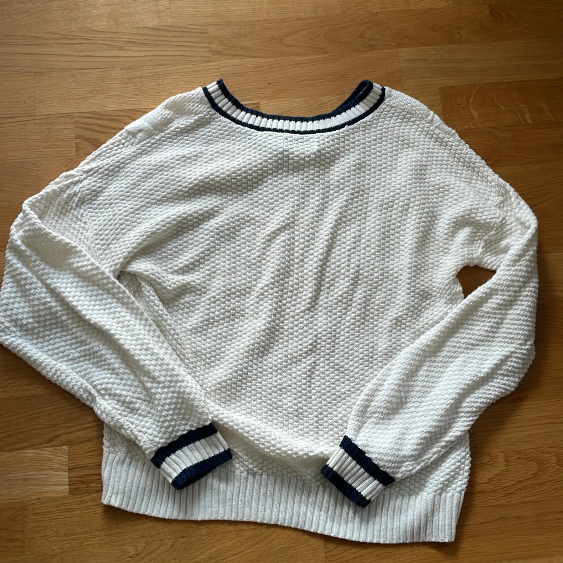 Vit stickad hollister tröja - 90