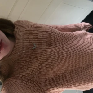 Jättesöt tröja från hm - Så gullig stickad tröja från hm💓 helt perfekt nu till hösten💗💗 superfint skickkk