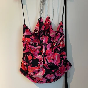 Topp - Fin oanvänd topp i storlek S. Nypris 279:-