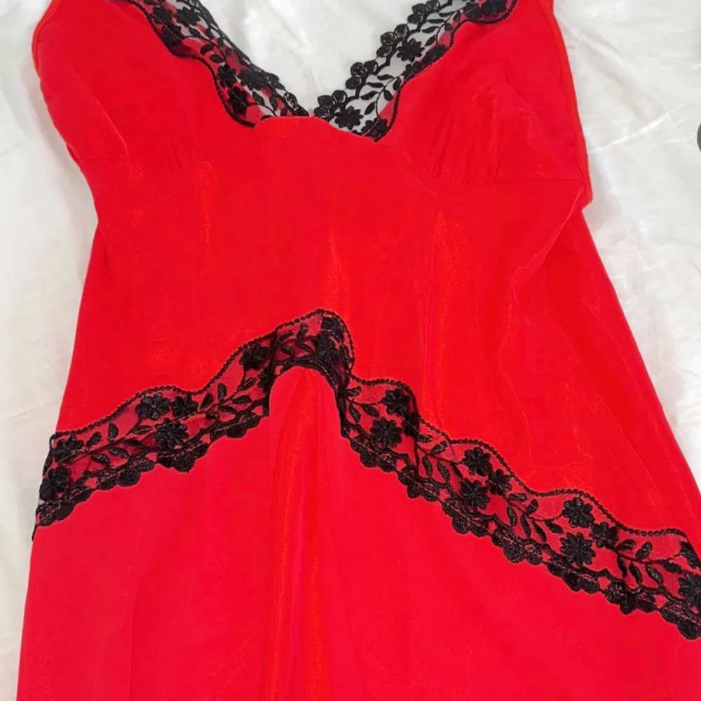 Sexy red sleeping dress in silk with black lace. It has never been used or worn and it is in the size M.  Idk the brand name . Klänningar.