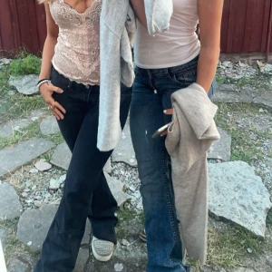 Svarta lågmidjade jeans - Eftertraktade jeansen från hm Lågmidjade och bootcut Långa på mig som är 160 Skulle säga att de passa nån som är runt 170