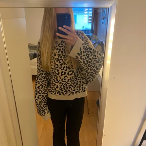 Leopardmönstrad tröja - Säljer en superfin leopardmönstrad stickad tröja från Gina Tricot i storlek M. Tröjan är beige med svarta fläckar. Den är perfekt för höst och vinter och är både varm och snygg. 