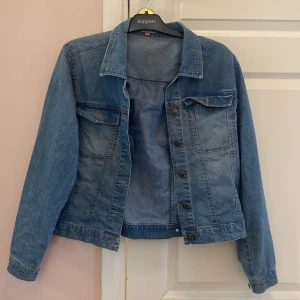 Jeansjacka  - Jätte fin jeansjacka! Har två små fläckar men som knappt syns💗